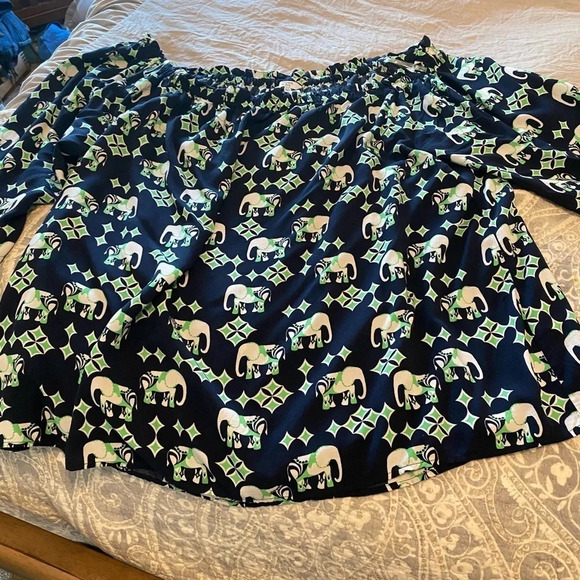 Size xxl crown and ivy flowy off the shoulder top. Plus size - Picture 1 of 3